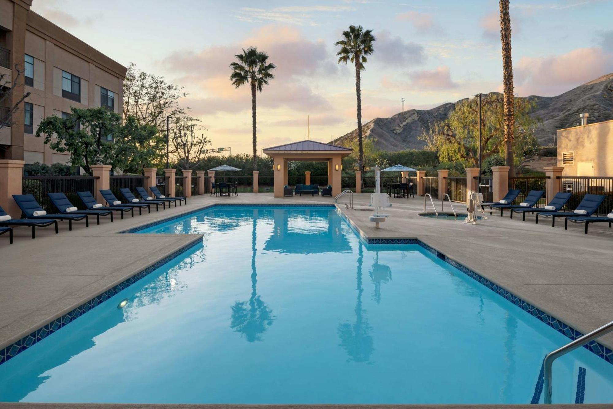 Hotel Courtyard By Marriott Santa Clarita Valencia Exterior foto